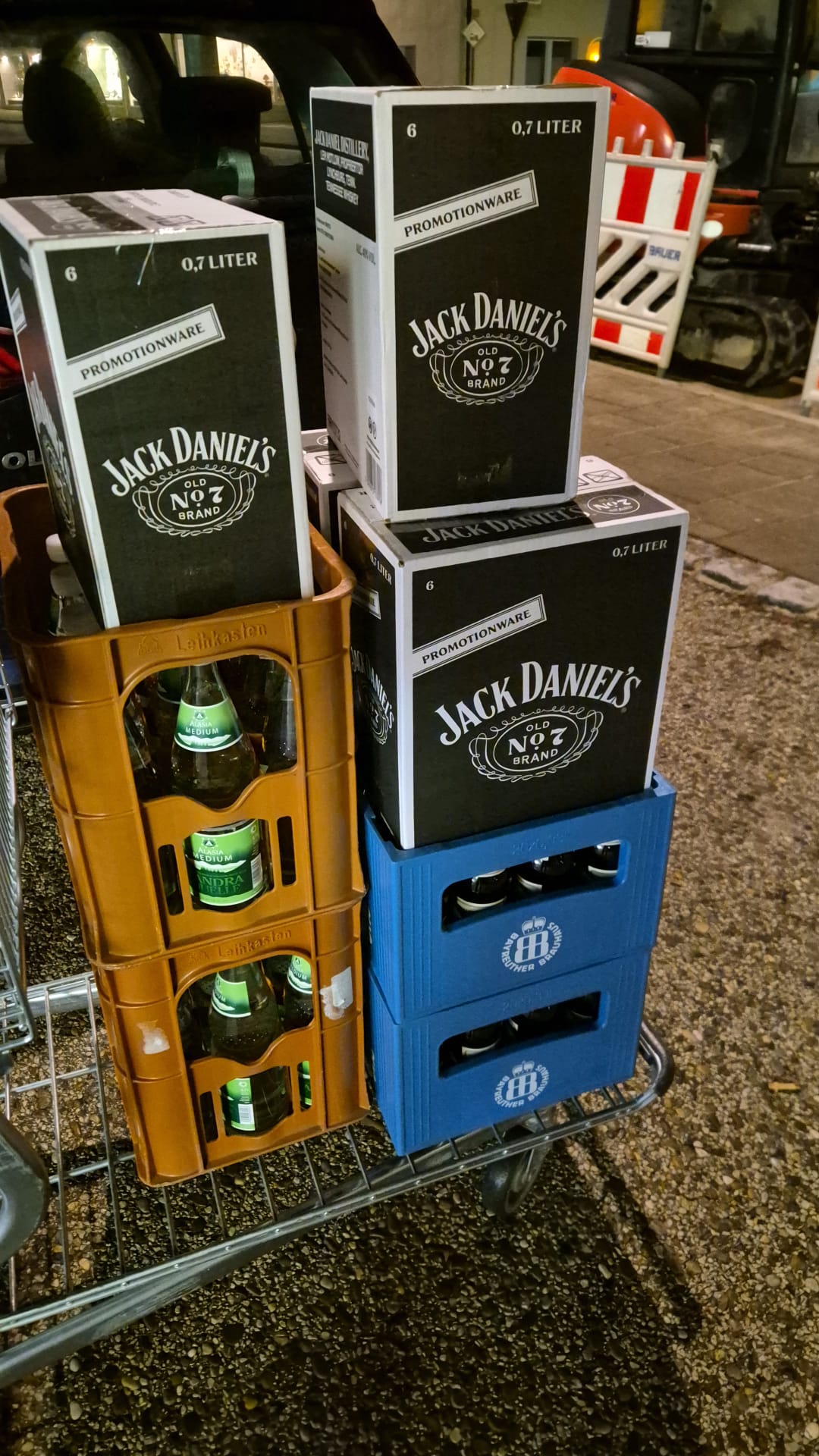 Einkaufswagen mit Jack Daniel's Kartons und Getränkekisten