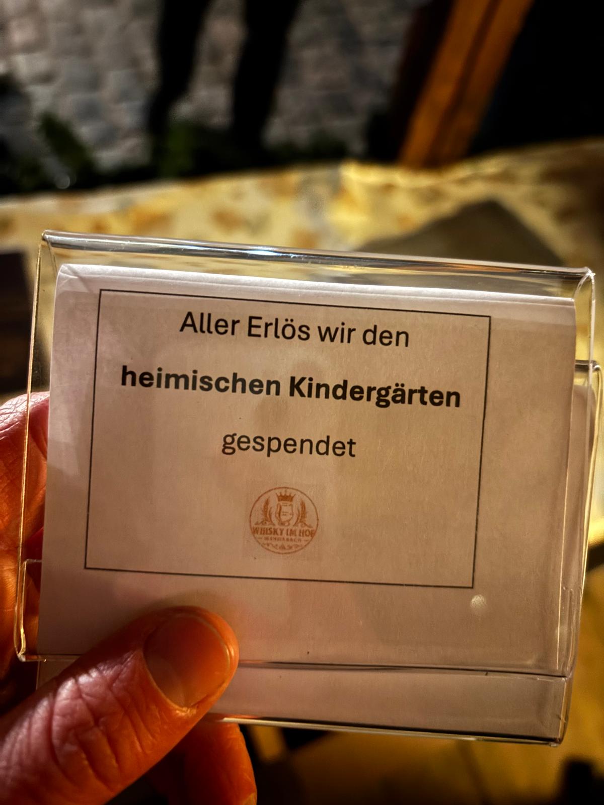 Schild am Stand: Aller Erlös wird den heimischen Kindergärten gespendet