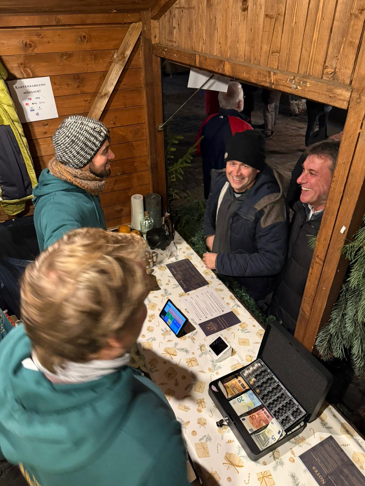Gäste und gute Gespräche am Stand