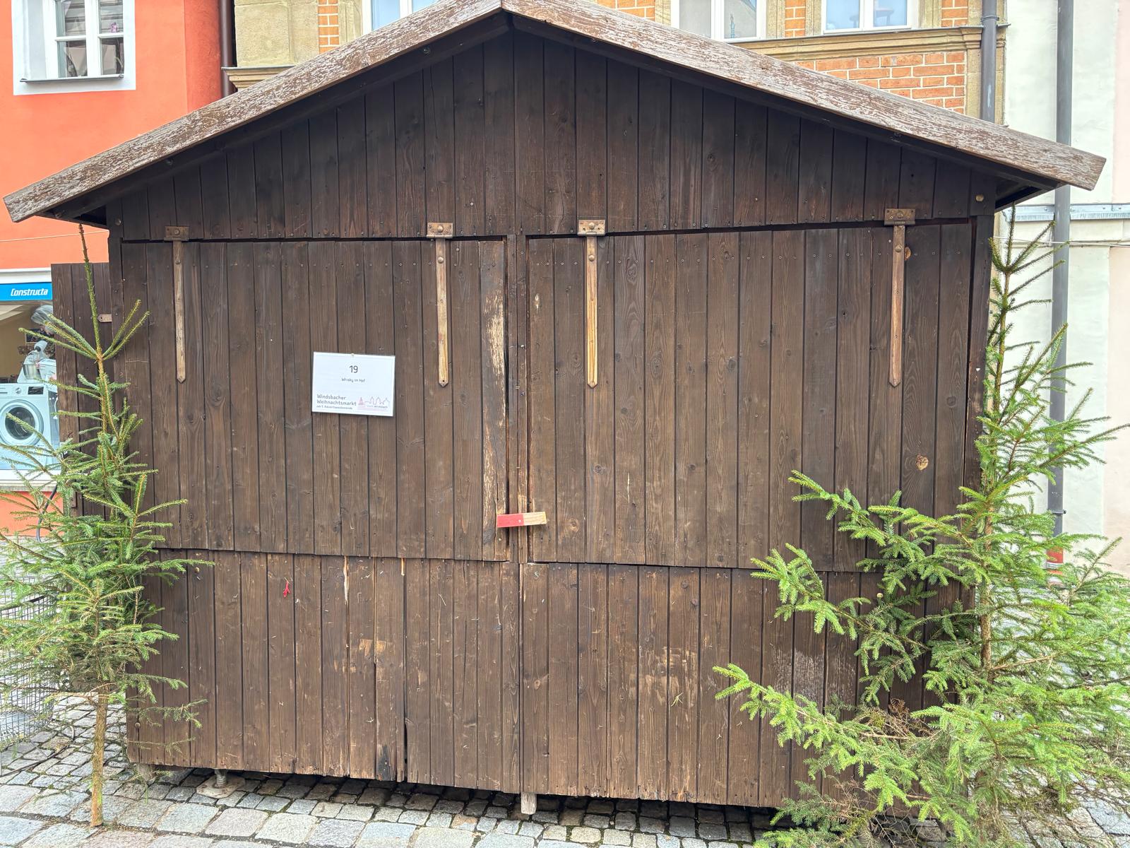 Marktbude Nummer 19 des Vereins vor dem Aufbau